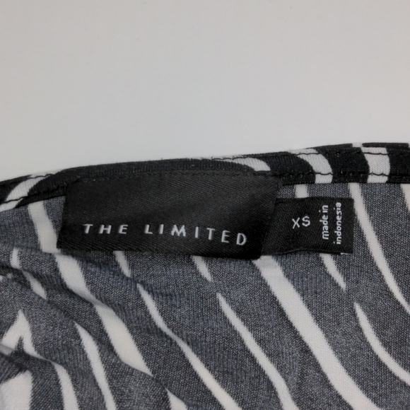 2/$11 or 3/$15 ♦️ Limited Criss-Cross Black & White Blous - Size XS - Picture 5 of 5